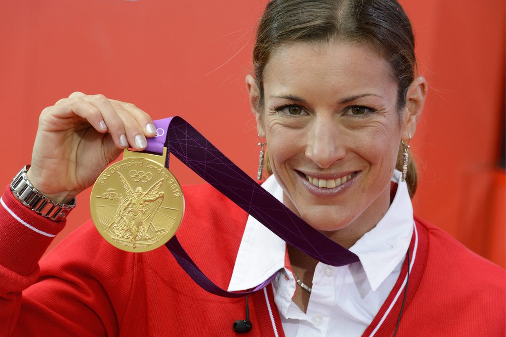 La nouvelle championne olympique du triathlon Nicola Spirig fête sa médaille d'or au village Suisse des JO de Londres.