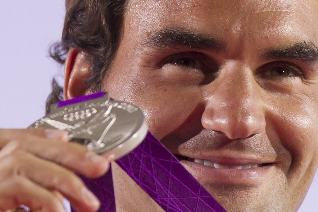 Roger Federer célèbre la venue de la première médaille helvétique aux JO de Londres.