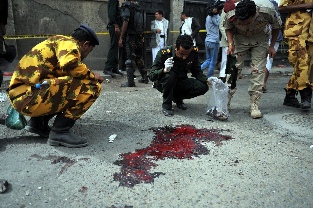 La police yéménite inspecte le site de l'attentat.