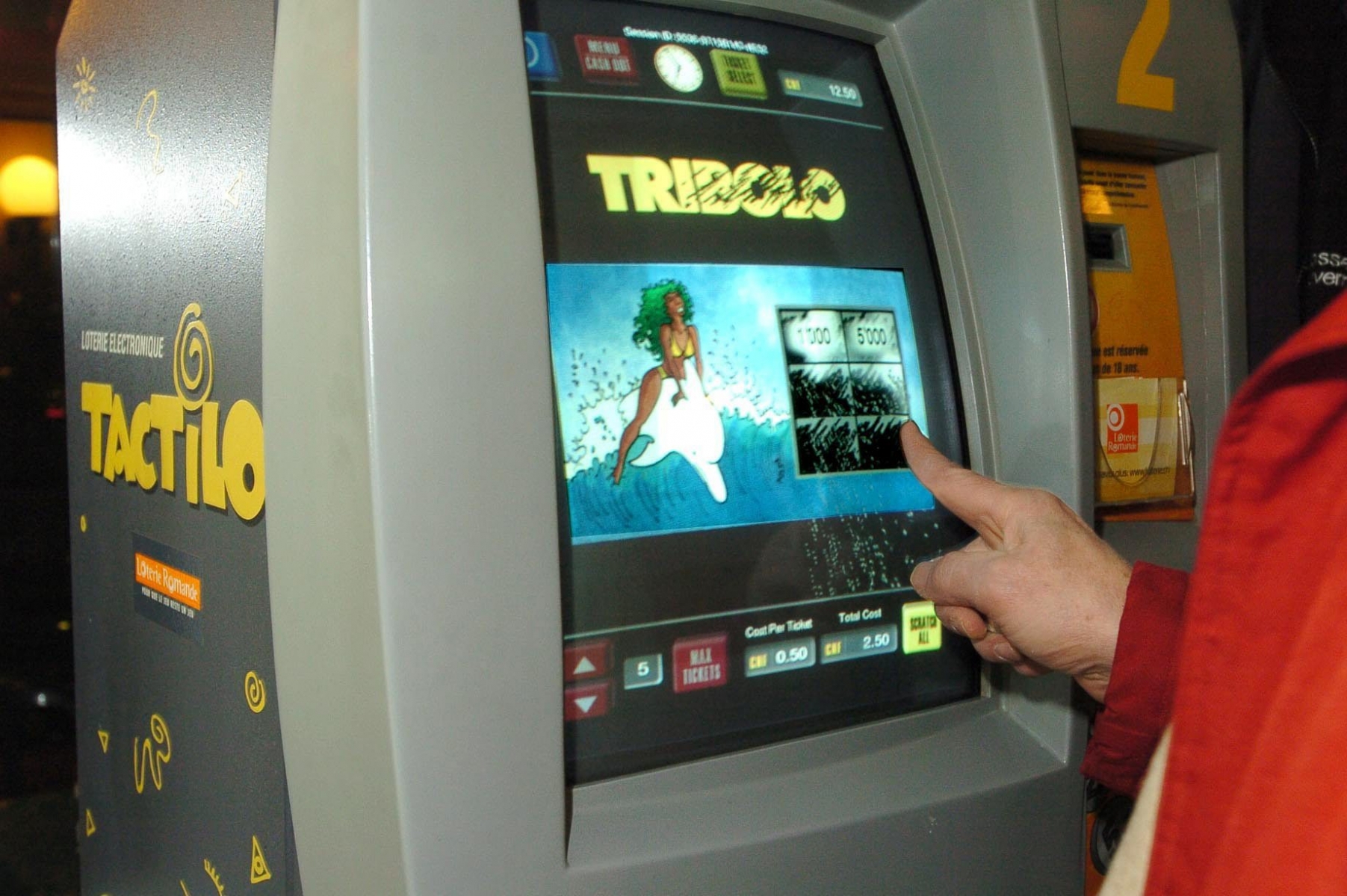 Le Tactilo,jeu électronique de la Loterie romande est exploité dans les établissements publics, malgré une tentative avortée de l'interdire en dehors des casinos. Photo Richard Leuenberger