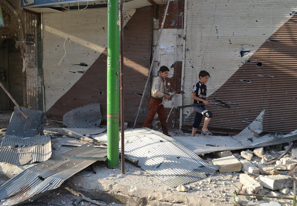 Des enfants errent dans les ruines de Maarat al-Numan.