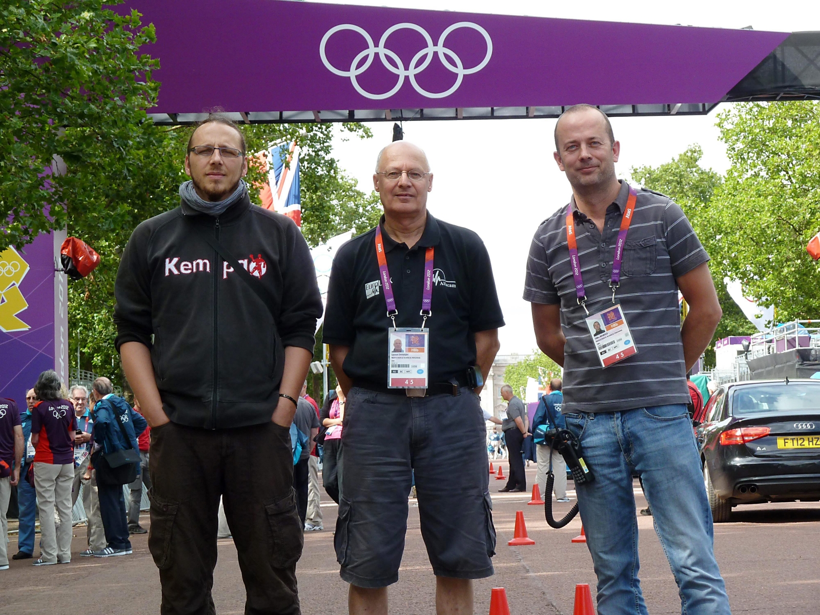 Laurent Zwahlen entouré de deux de ses ingénieurs, hier pendant les tests sur le parcours du marathon féminin.