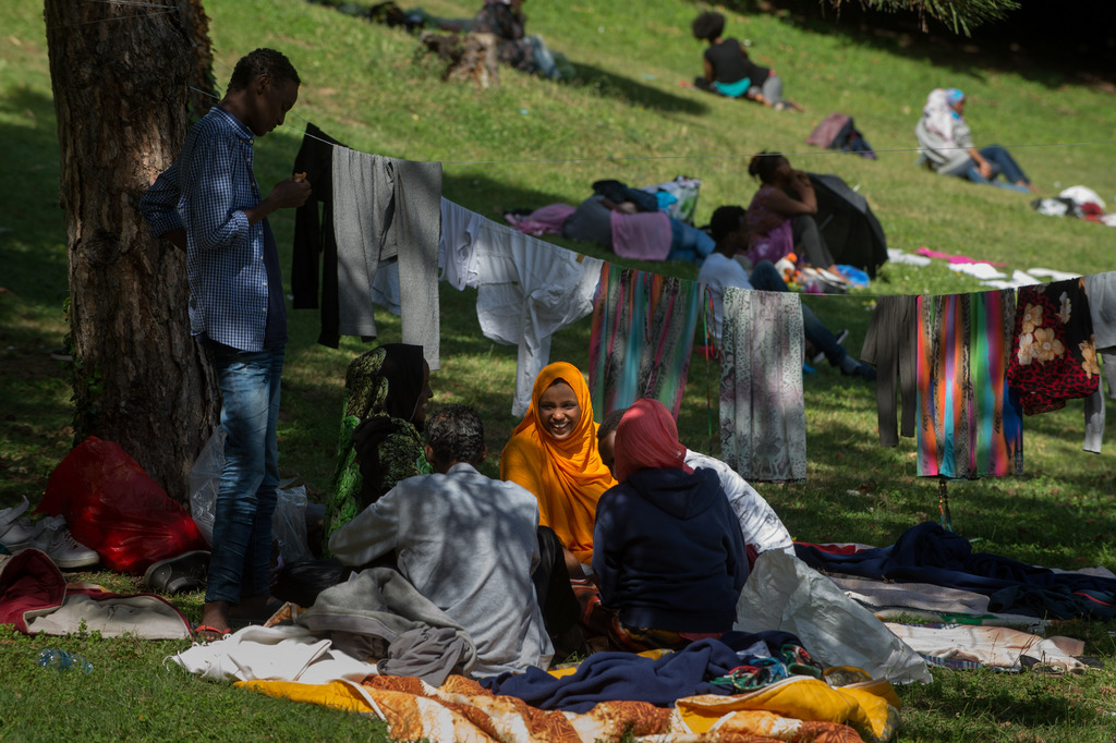 Toujours plus de migrants s'entassent à Côme, à deux pas de la frontière helvétique.