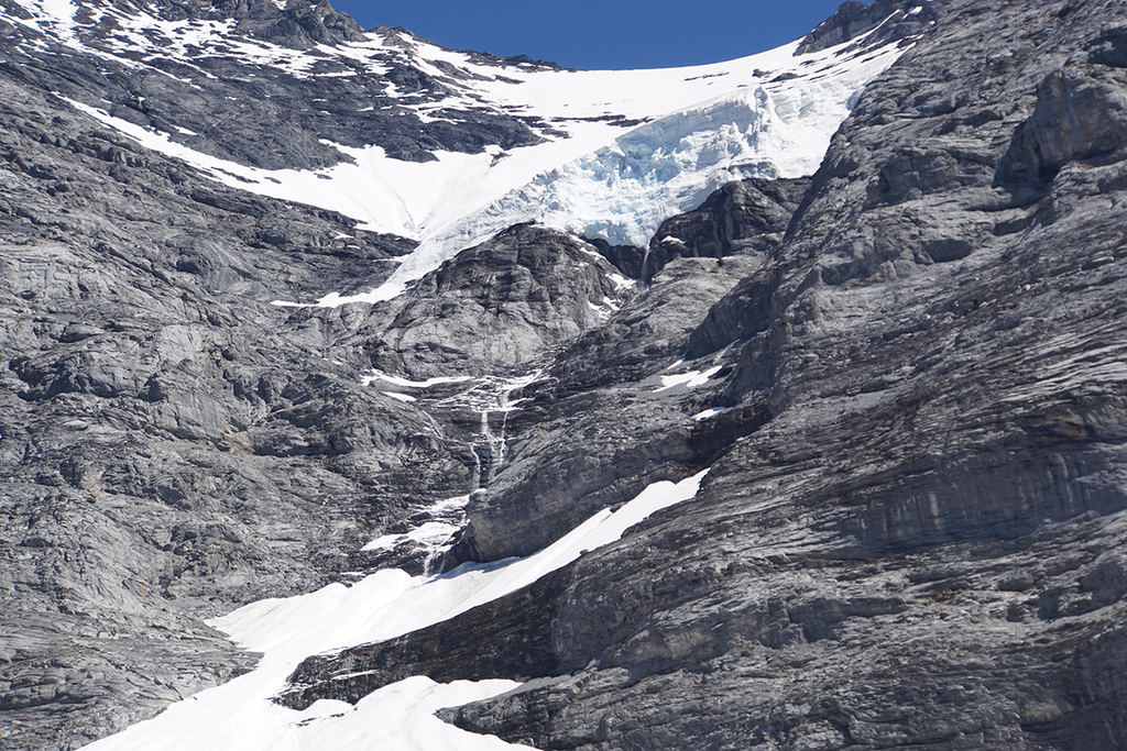 Le glacier de l'Eiger perd régulièrement des dizaines de milliers de mètres cube de glace.