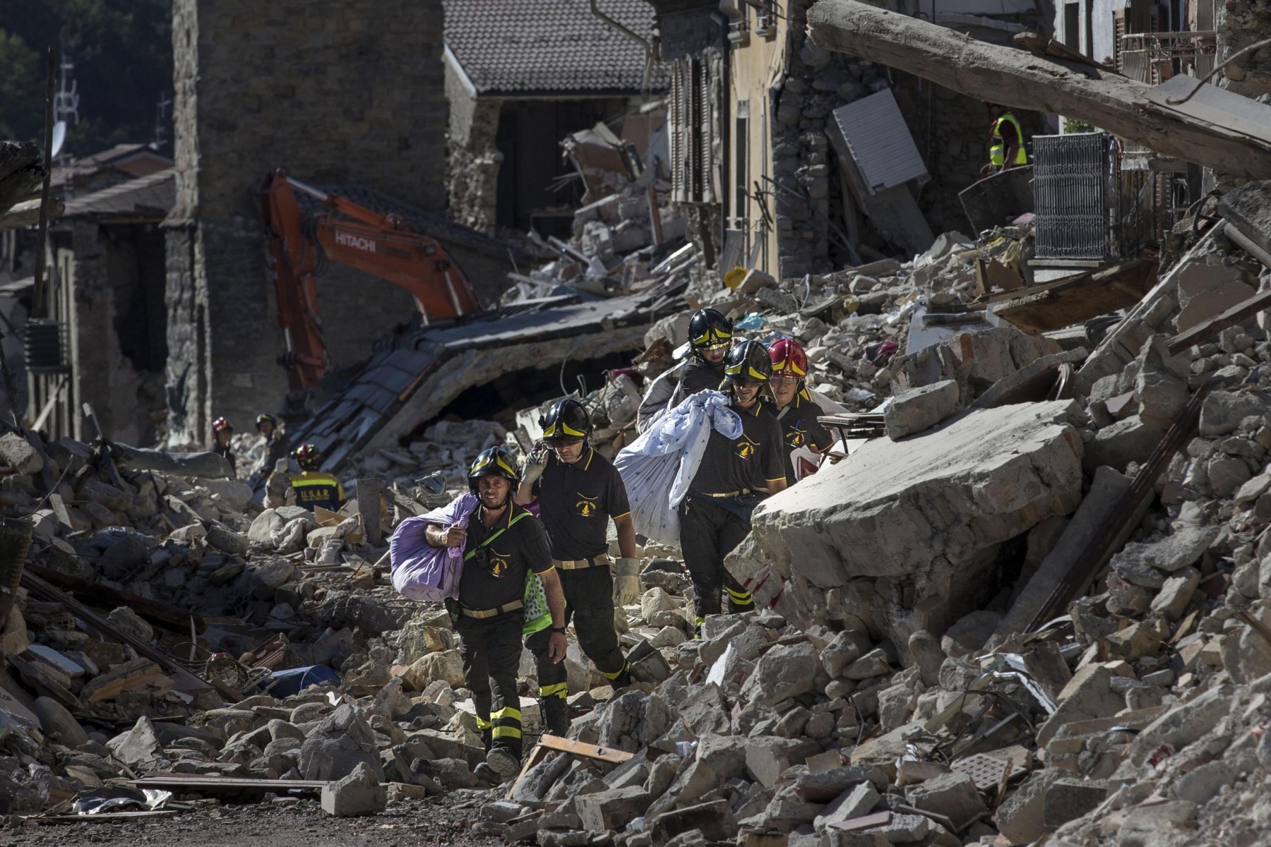 epaselect epa05514487 Rescue workers search for victims and clear up rubble in the earthquake-stricken town of Amatrice, central Italy, 29 August 2016. The latest provisional death toll from the 24 August earthquake is 290.  EPA/MASSIMO PERCOSSI epaselect ITALY EARTHQUAKE