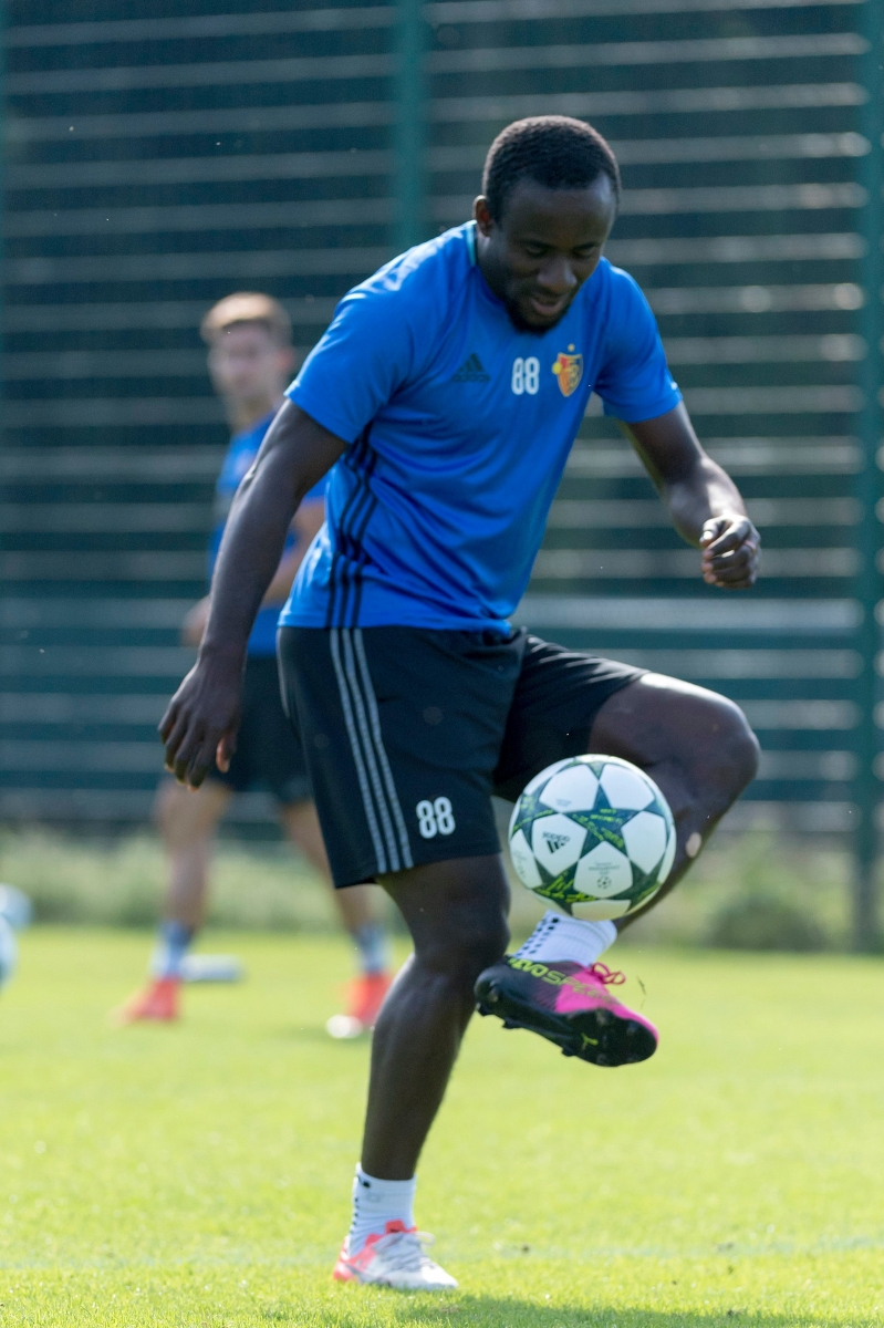 Seydou Doumbia of Switzerland's FC Basel 1893 during a training session in the St. Jakob-Park training area in Basel, Switzerland, on Monday, September 12, 2016. Switzerland's FC Basel 1893 is scheduled to play against Bulgaria's Ludogorets Rasgrad in an UEFA Champions League Group stage Group A matchday 1 soccer match on Tuesday, September 13, 2016. (KEYSTONE/Georgios Kefalas) SWITZERLAND SOCCER CHAMPIONS LEAGUE BASEL LUDOGORETS