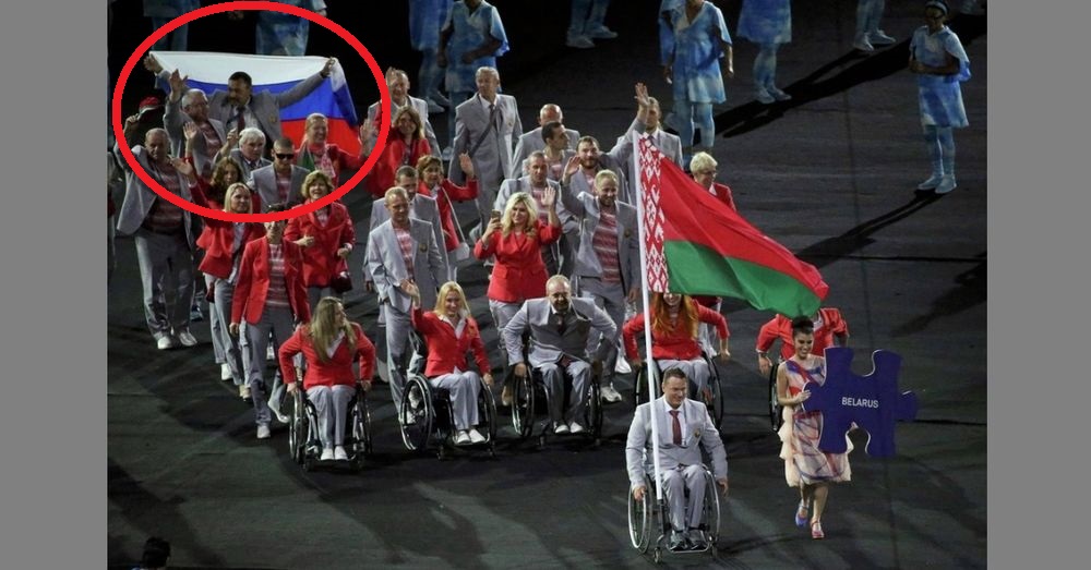L'homme a effectué un quart de son parcours dans le stade brésilien avant qu'on ne lui retire des mains le drapeau russe tricolore.
