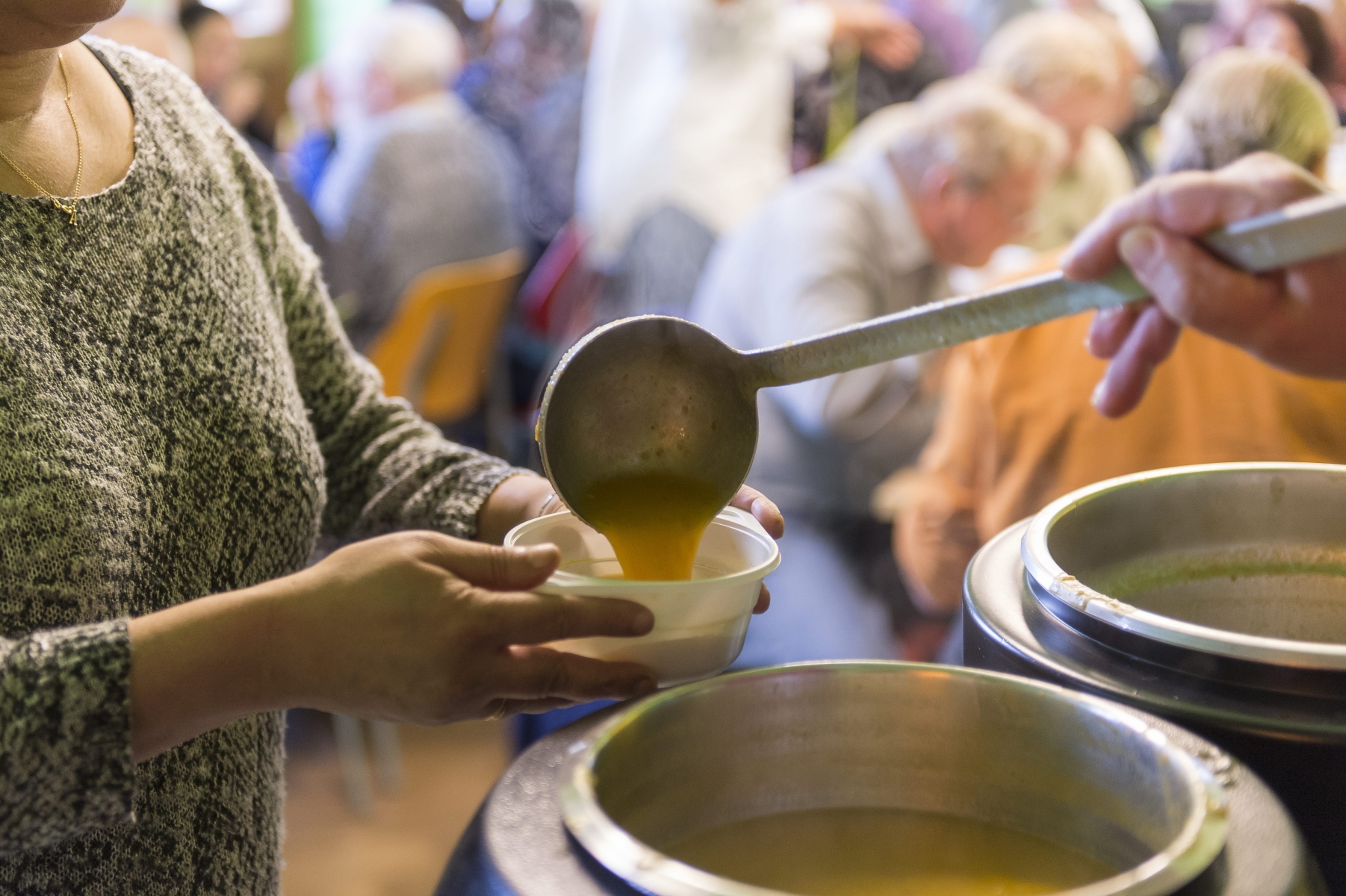 La "soupe au caillou" symbolise le partage et l'ingéniosité de ceux qui n'ont rien.