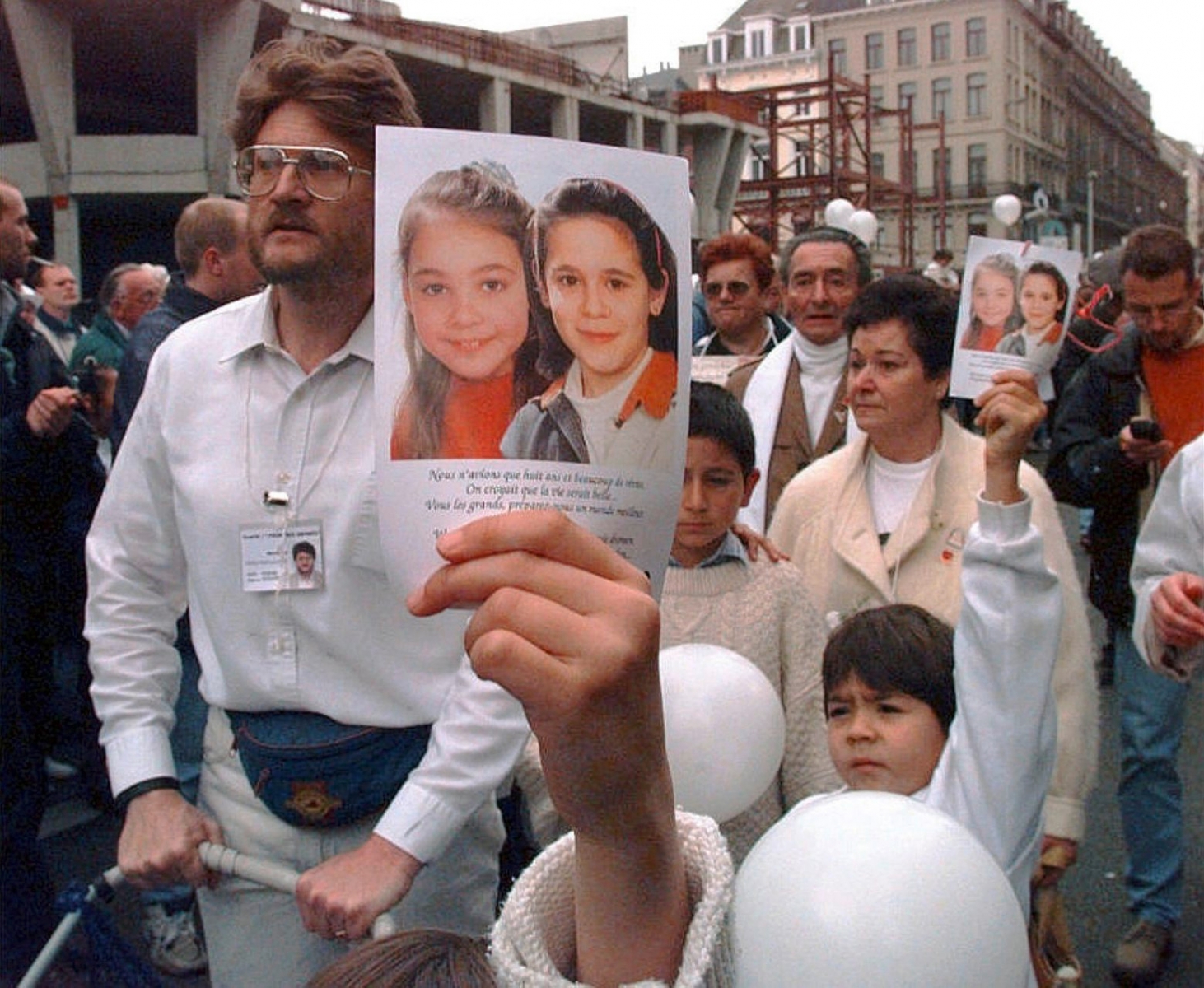 Bilder von Julie und Melissa, zwei der Opfer des belgischen Kinderschaenders Marc Dutroux, werden am 20. Oktober 1996 bei einer Grossdemonstration in Bruessel gezeigt. (KEYSTONE/EPA/BELGA/Morin) BELGIEN AFFAERE DUTROUX WEISSER MARSCH