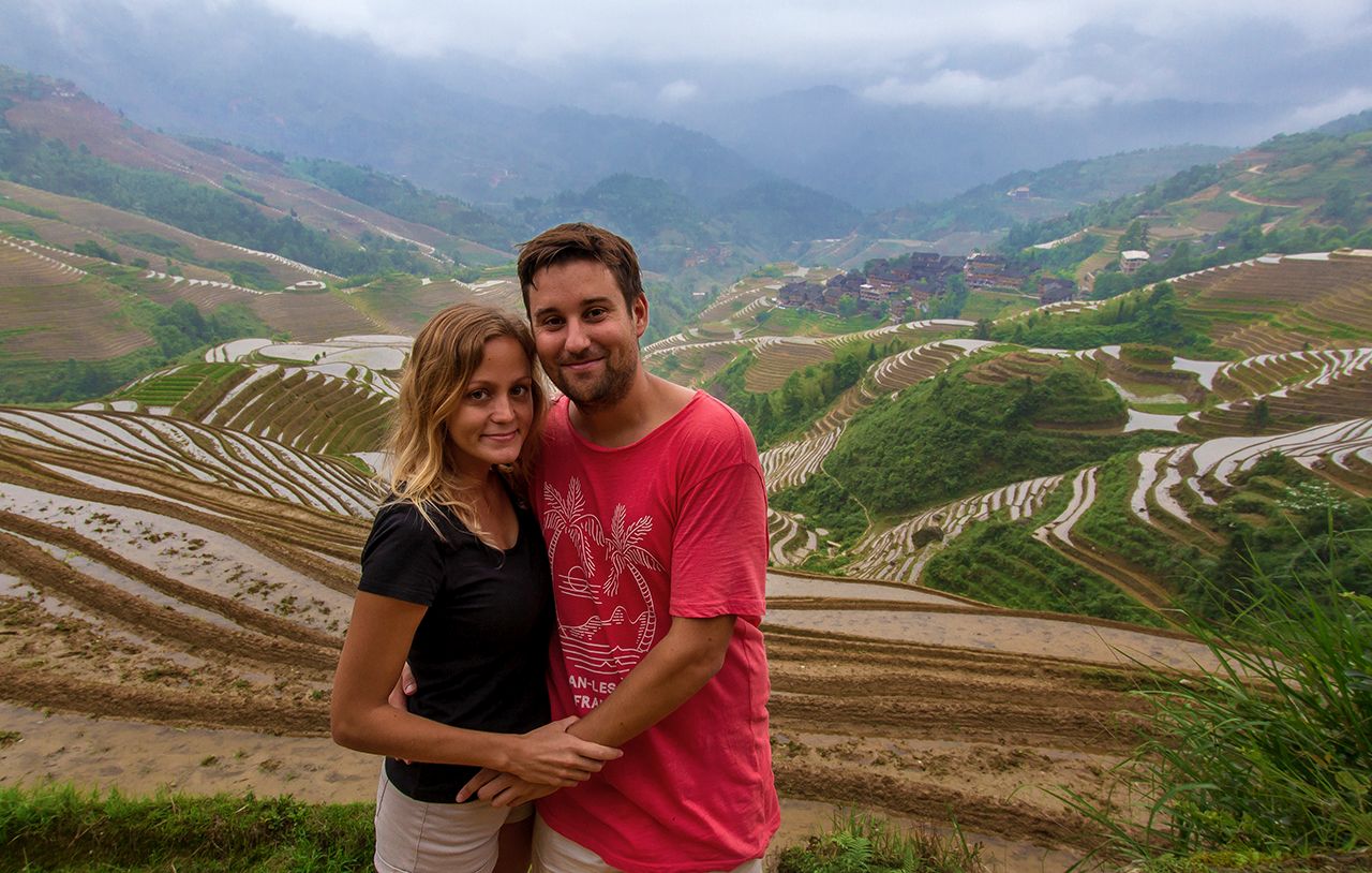 Jenny Gehrig et Sylvain Botter, en mai dernier, dans le village de Tian tou avec une vue imprenable sur les rizières en terrasses de Longji, en Chine.