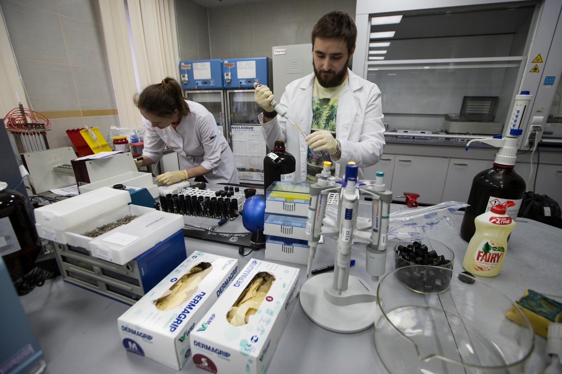ARCHIVBILD ZU DOPING IN RUSSLAND ---Employees Natalya Bochkaryova, left, and Ilya Podolsky work at the Russia's national drug-testing laboratory in Moscow, Russia, Tuesday, May 24, 2016. The Russians have been accused of state-sponsored doping at the 2014 Sochi Olympics, and the IOC has asked WADA to carry out a full-fledged investigation and plans to retest Sochi samples. Russian Anti Doping Agency RUSADA organised a press tour of its anti doping laboratory on Tuesday. (AP Photo/Alexander Zemlianichenko) RUSSIA DOPING