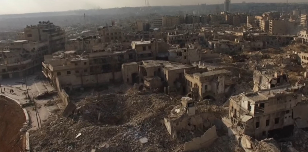 La vieille ville d'Alep a été entièrement dévastée. Seuls des chats errants sont visibles dans les ruelles jonchées de gravats.