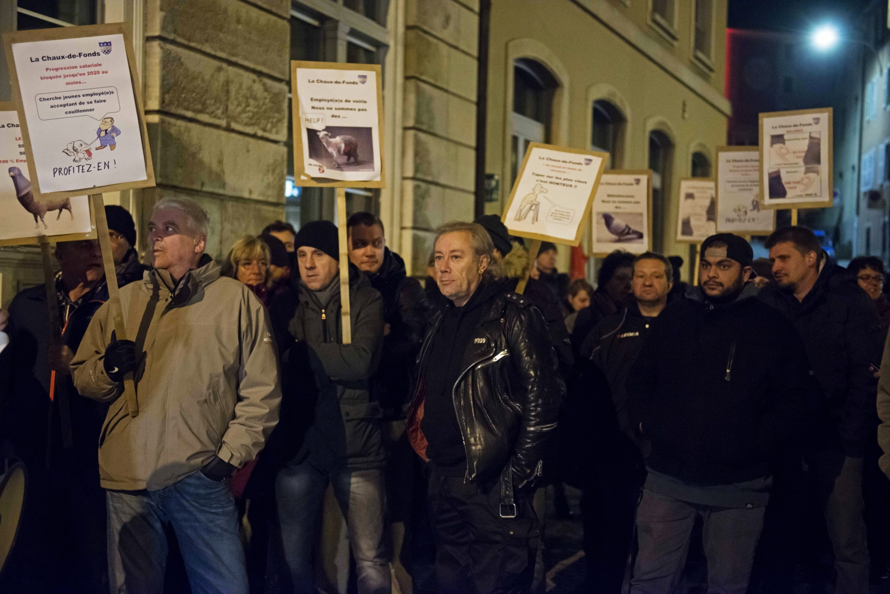 Manifestation du personnel communal de La Chaux-de-Fonds devant l'hôtel de ville ce mardi soir.