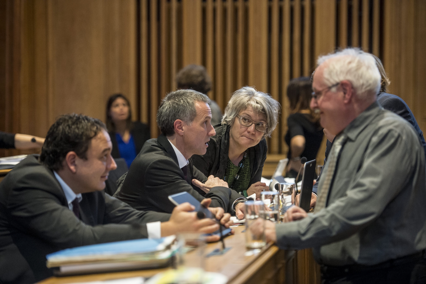 Les conseillers d'Etat Jean-Nat Karakash, Laurent Kurth et Monika Maire-Hefti lors du débat sur le budget au Grand Conseil, en décembre dernier (en discussion ici avec le député UDC Walter Willener).
