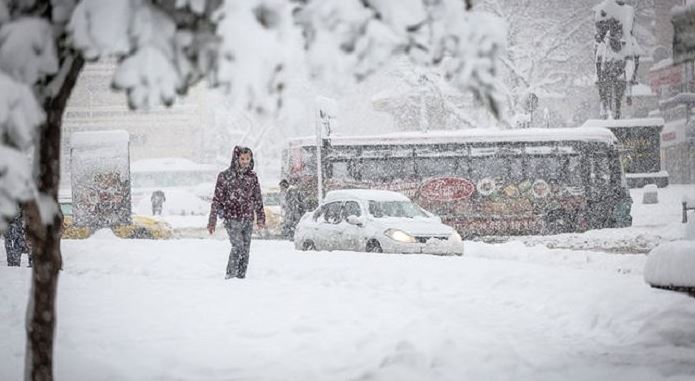 Entre vendredi soir et samedi matin, environ 40 cm de neige ont recouvert Istanbul.