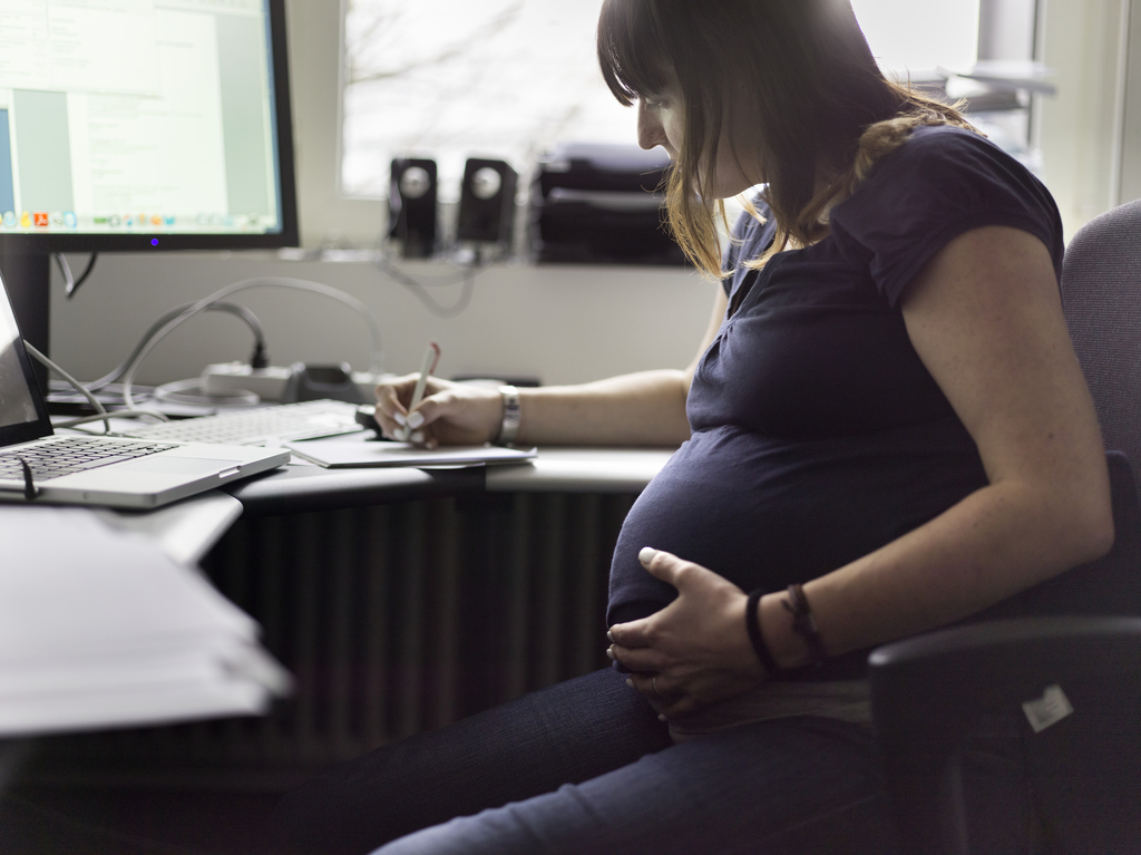 Une femme enceinte travaillant dans des bureaux. (Image d'illustration)