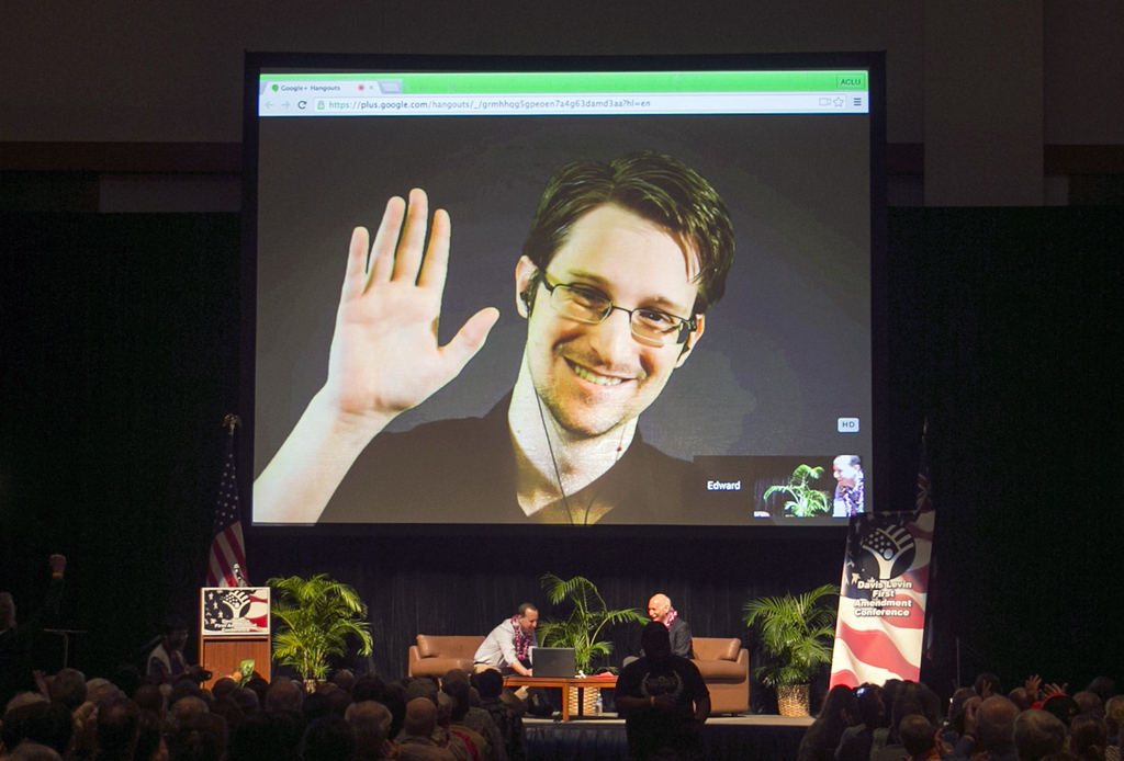 Depuis la Russie, Edward Snowden participe à des événements par écran interposé, comme ici en février 2015 à Honolulu.