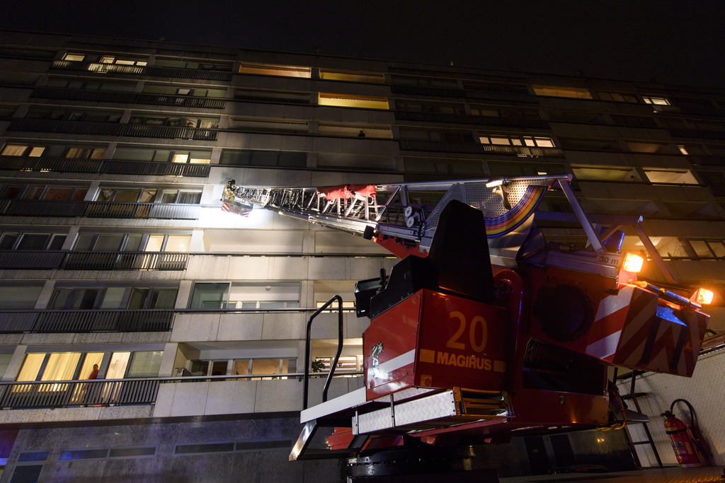 Le feu, qui s'est déclaré dans un appartement du deuxième étage, s'est propagé dans l'allée de l'immeuble.