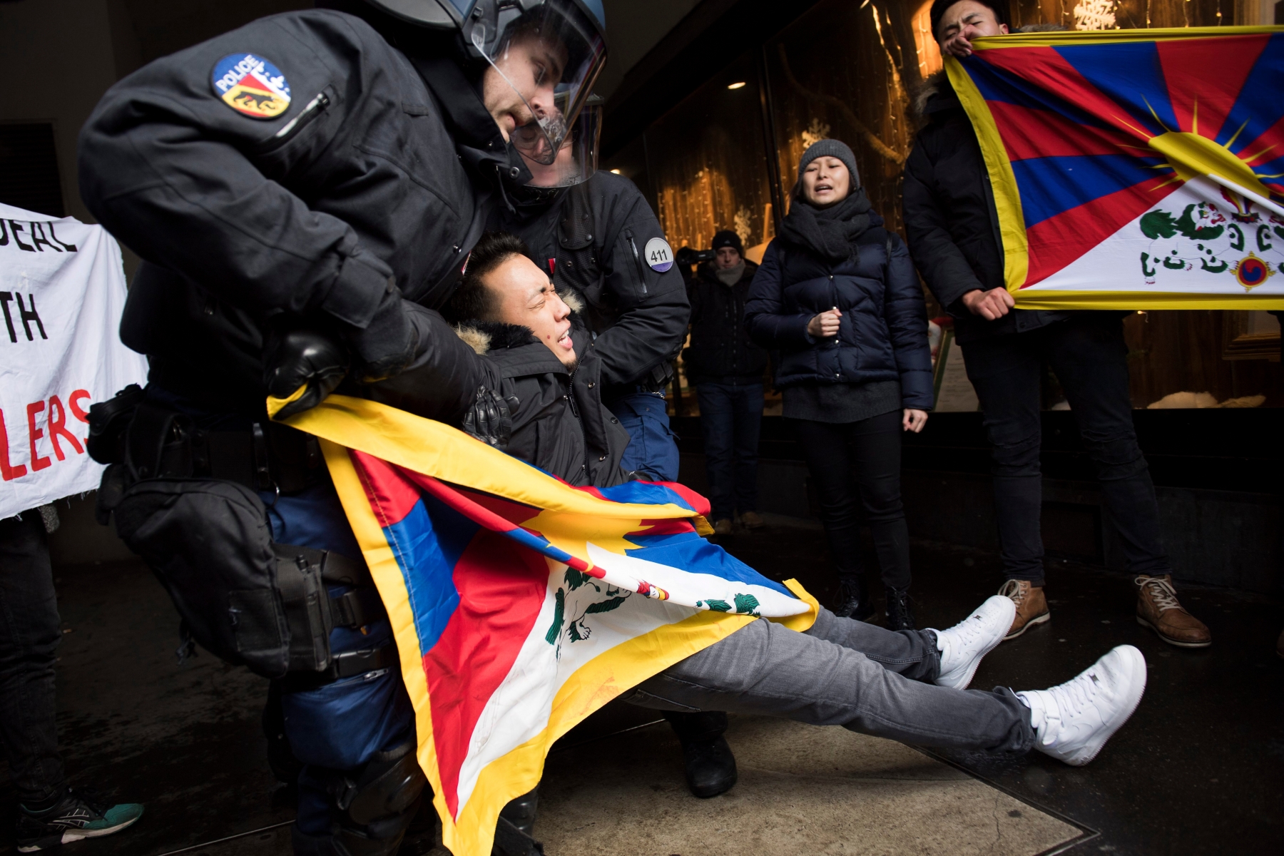 The police arrests a person that protests for a free Tibet and against the arrival of China's President Xi Jinping (not pictured) for this two days state visit to Switzerland, in Bern, on Sunday, January 15, 2017. (KEYSTONE/Anthony Anex) SWITZERLAND CHINA STATE VISIT