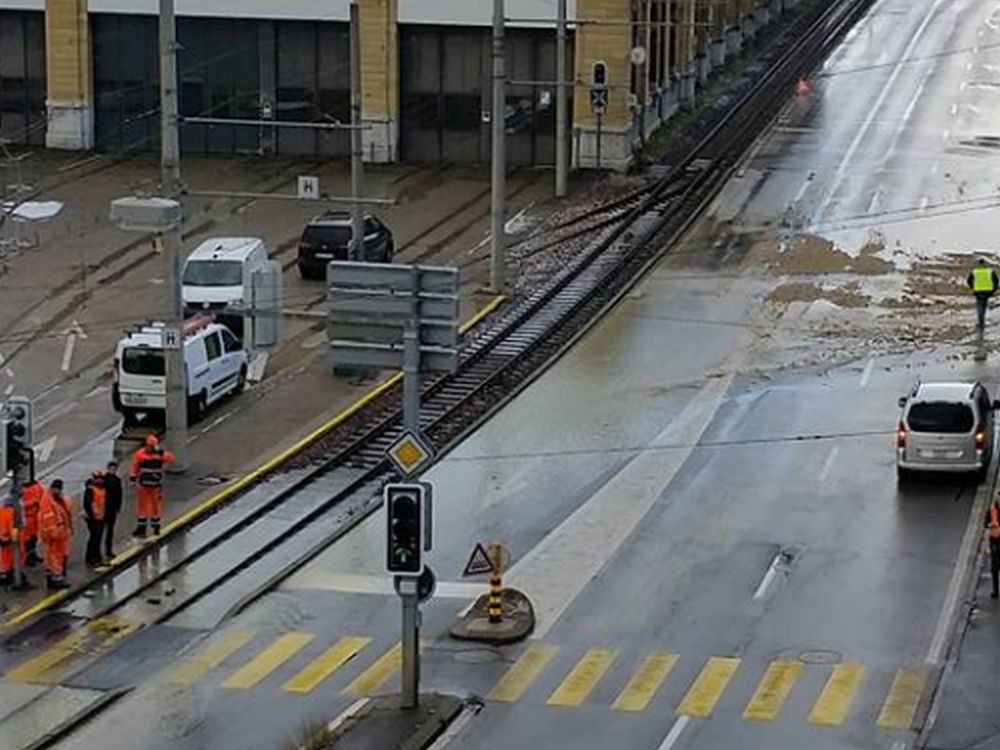 Une inondation au quai Philippe-Godet perturbe le trafic. 