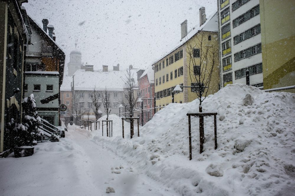 Place de la Carmagnole dimanche dernier à La Chaux-de-Fonds. On voit que la neige monte, monte, monte...