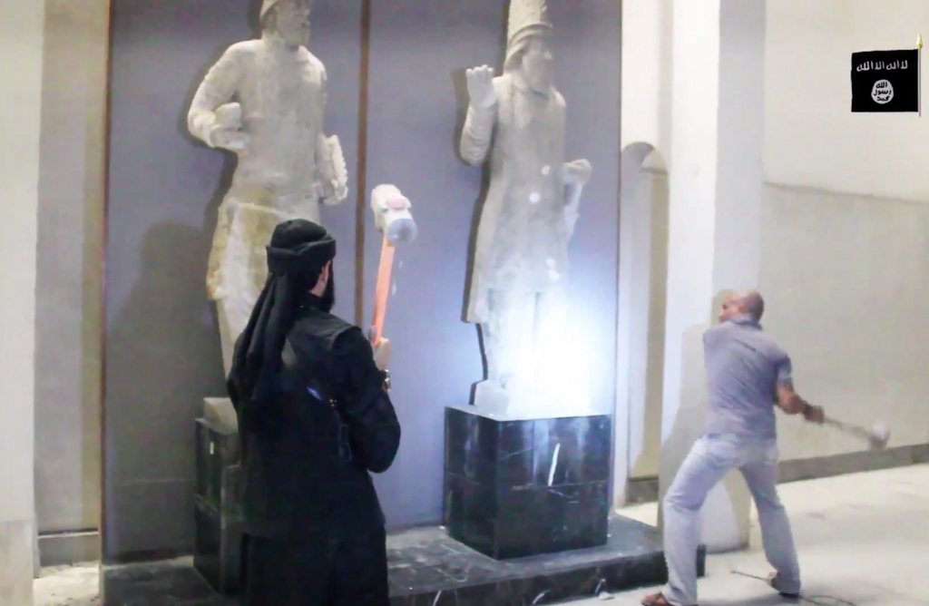 Une vidéo datant de février 2015 montrait les djihadistes détruire les vestiges à la masse et au marteau-piqueur. 