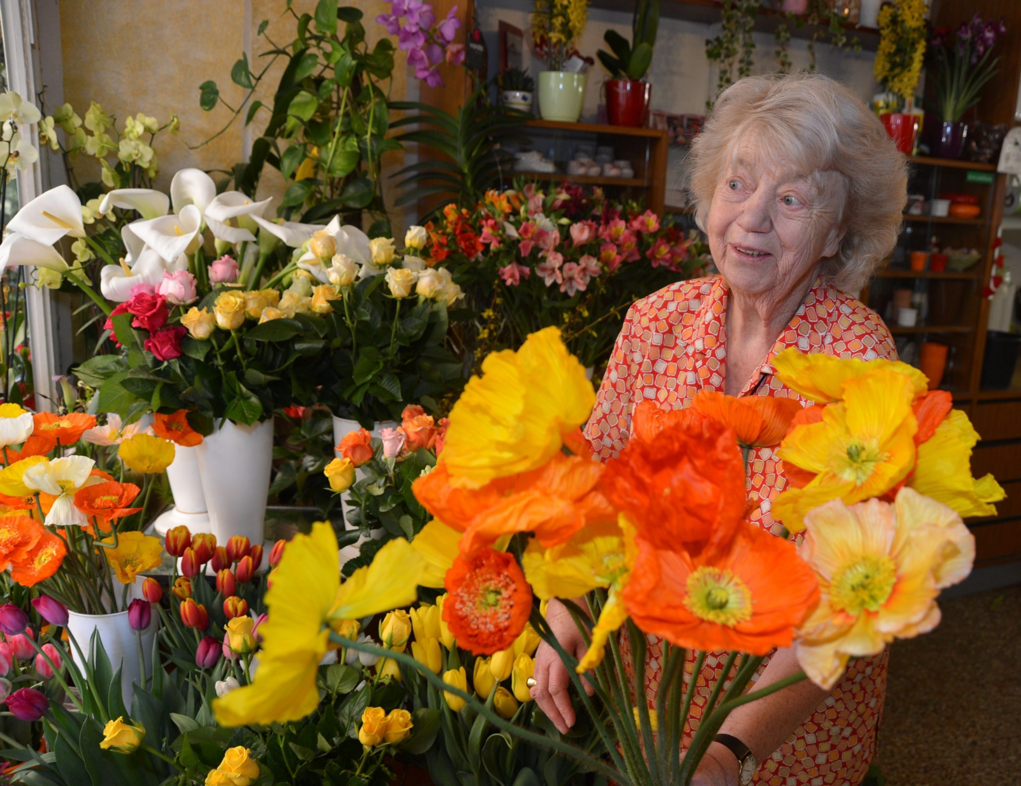 Mme Ruth Frey fleuriste de 82 ans la plus ancienne commercante du Locle encore en activite
Le Locle 18 avril 2013
Photo R Leuenberger