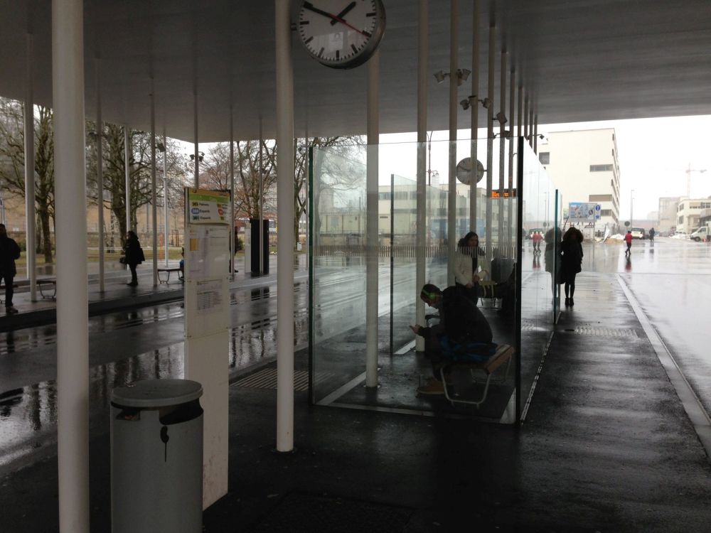 L'abribus ouvert au quatre vents du couvert TransN de la nouvelle place de la Gare à La Chaux-de-Fonds.