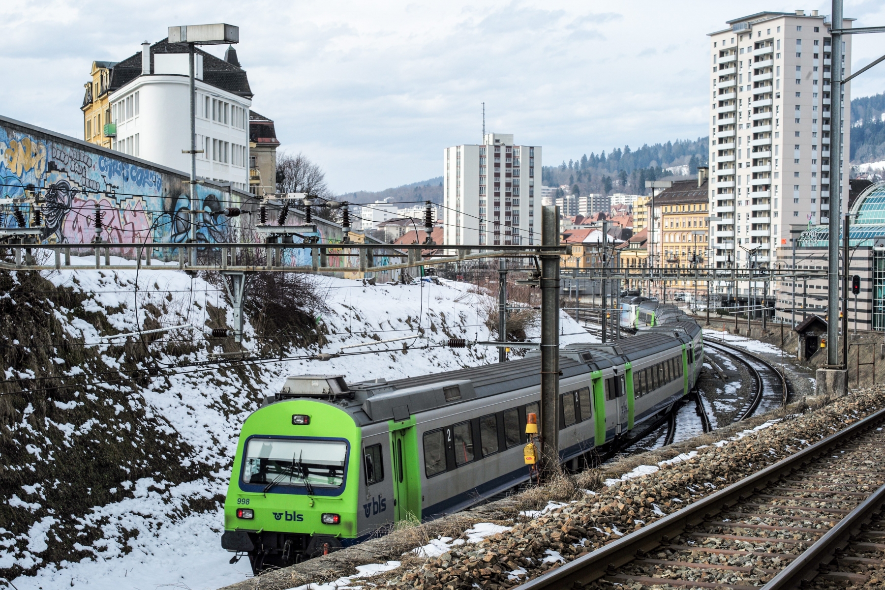 Un train de la BLS quittant la gare de La Chaux-de-Fonds.   