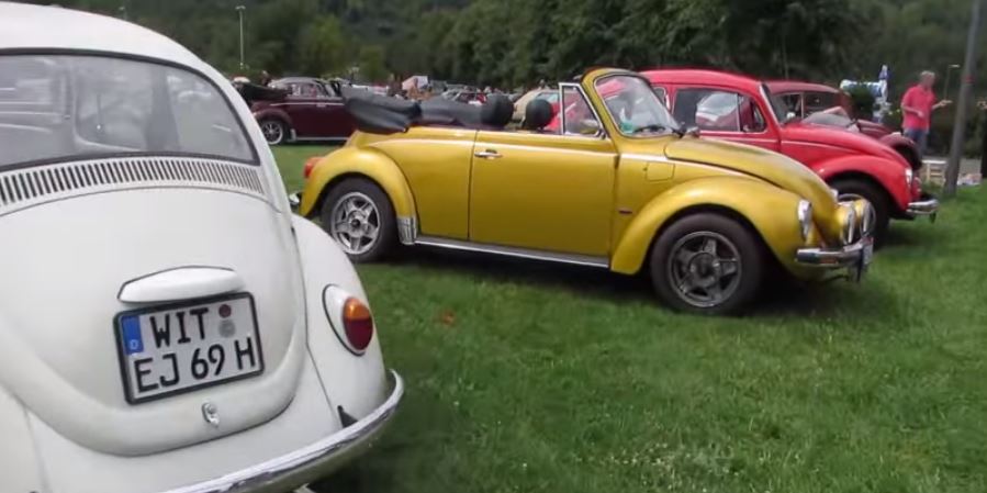 Des amateurs de VW Coccinelle se sont réunis samedi à Brienz, dans l'Oberland bernois. (image édition 2016)