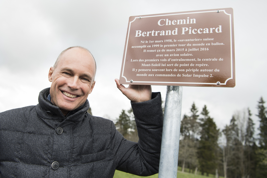 Bertrand Piccard pose lors de l'inauguration du Chemin Bertrand Piccard ce mercredi au col du Mont-Soleil a Saint-Imier.