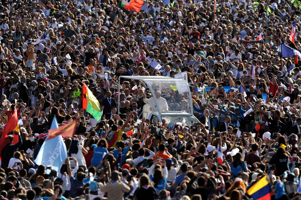 Une foule de pèlerins a accueilli le pape sur le sol portugais.