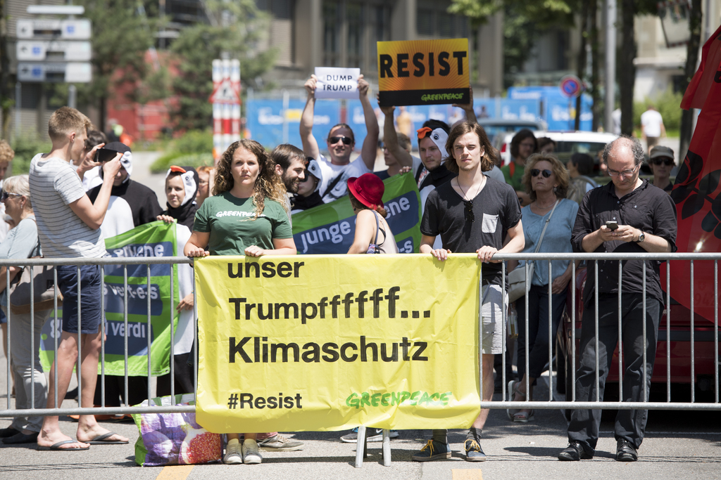 Greenpeace Suisse a organisé une manifestation devant l'ambassade américaine à Berne ce vendredi.