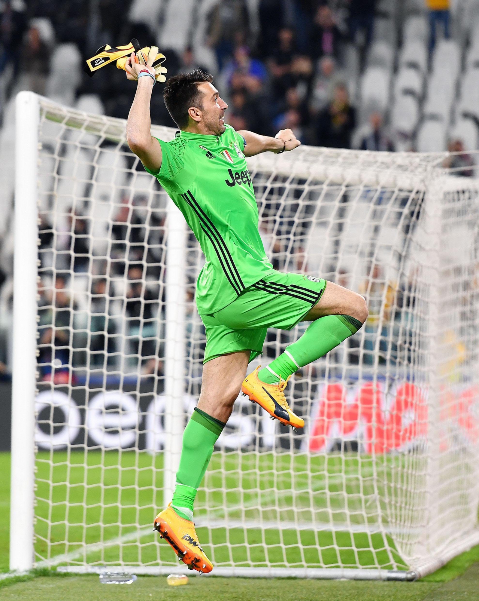 epa05953642 Juventus' goalkeeper Gianluigi Buffon celebrates the victory at the end of the UEFA Champions League semifinal second leg soccer match Juventus FC vs AS Monaco at the Juventus Stadium in Turin, Italy, 09 May 2017.  EPA/ALESSANDRO  DI MARCO ITALY SOCCER UEFA CHAMPIONS LEAGUE