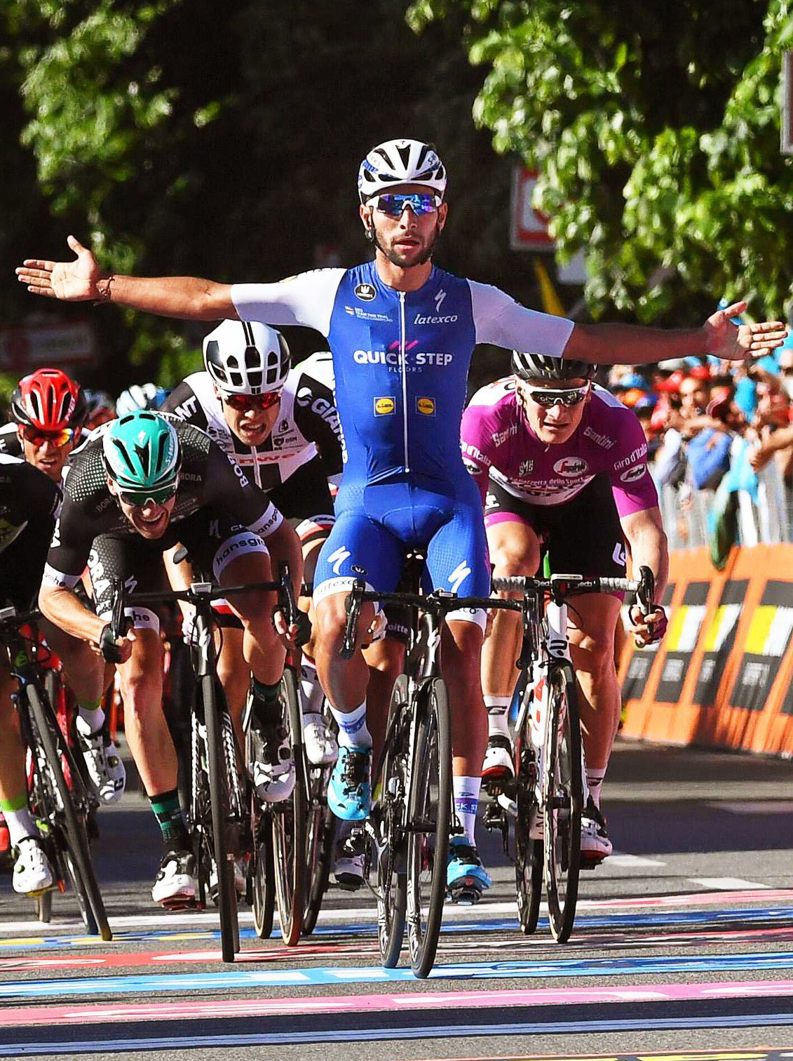 epa05955099 Colombian rider Fernando Gaviria (C) of the Quick-Step Floors team celebrates while crossing the finish line to win the 5th stage of the 100th Giro d'Italia cycling race over 159km from Pedara to Messina, Italy, 10 May 2017.  EPA/ALESSANDRO DI MEO ITALY CYCLING GIRO D'ITALIA