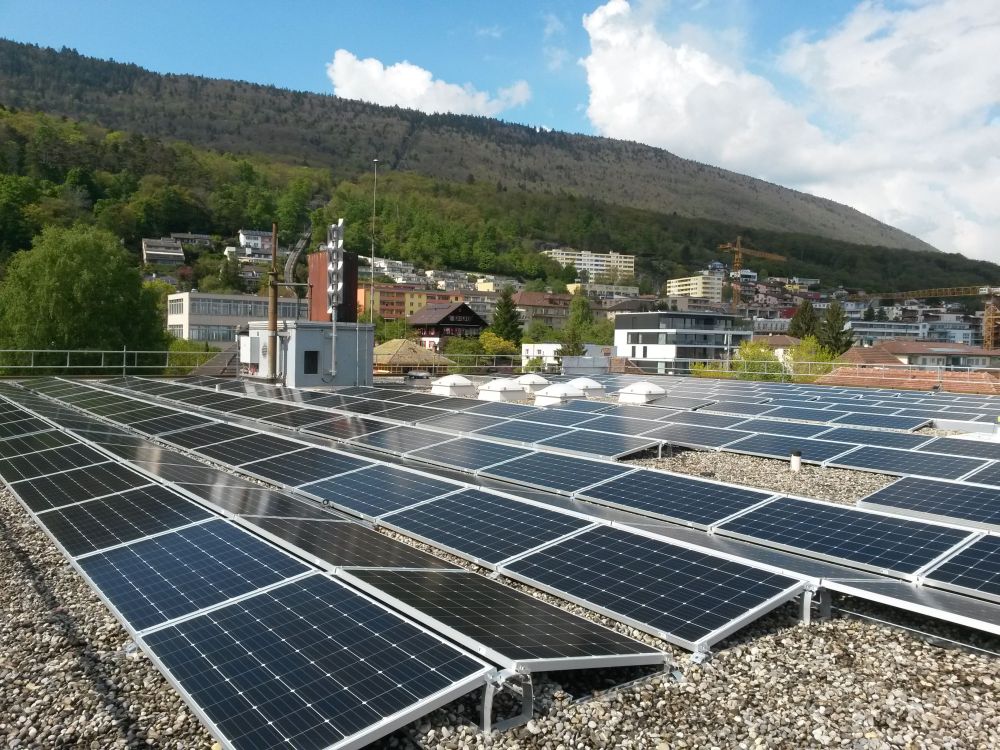 La centrale solaire participative située sur le toit du collège du Crêt du Chêne a été inaugurée ce mardi soir.
