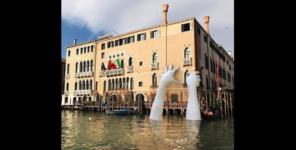 L'oeuvre de Lorenzo interpelle les passants sur les risques que court Venise avec la montée des eaux due au réchauffement climatique.