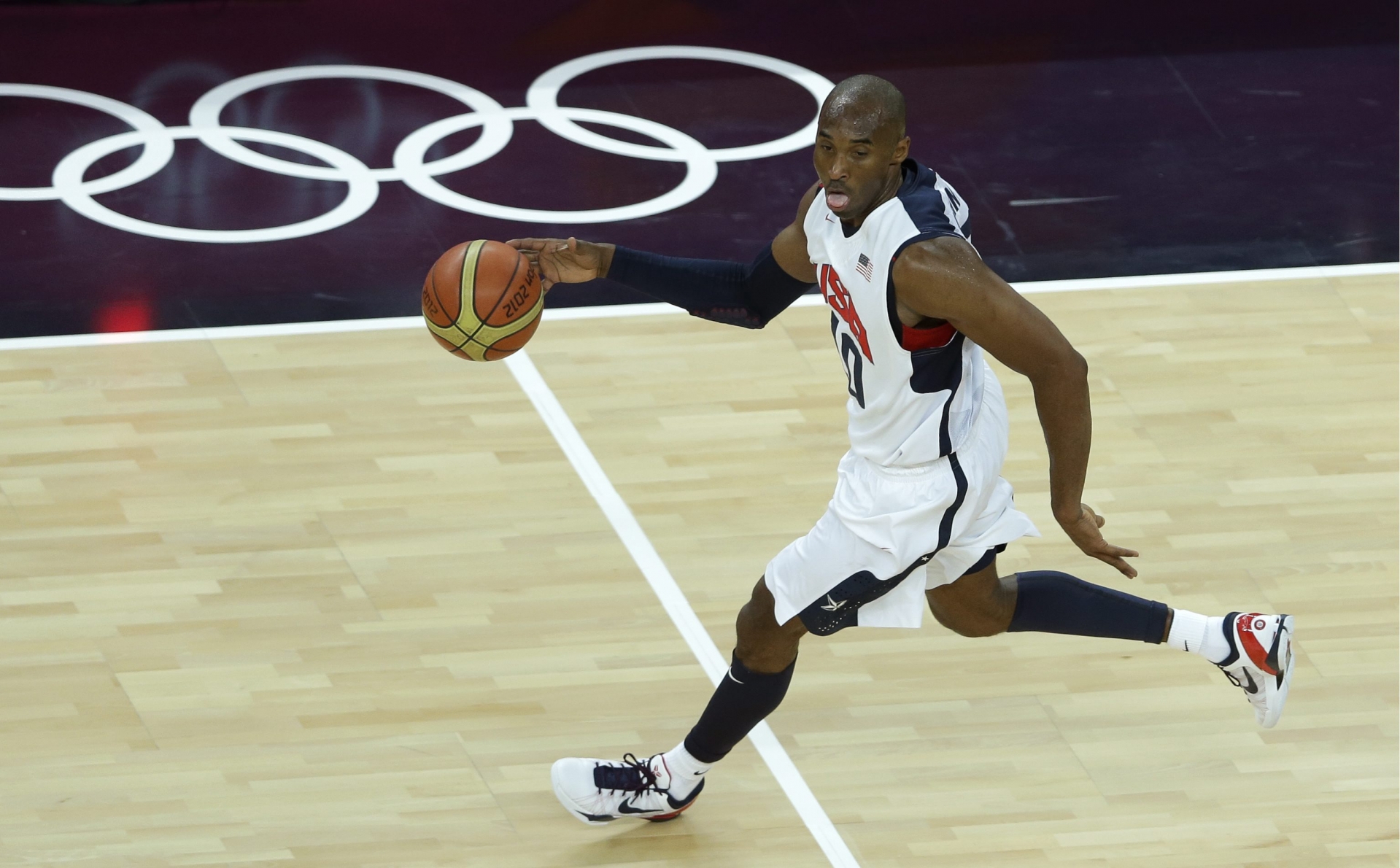 L'Américain Kobe Bryant en plein drible durant les quarts de finale face à l'Australie aux JO de Londres.