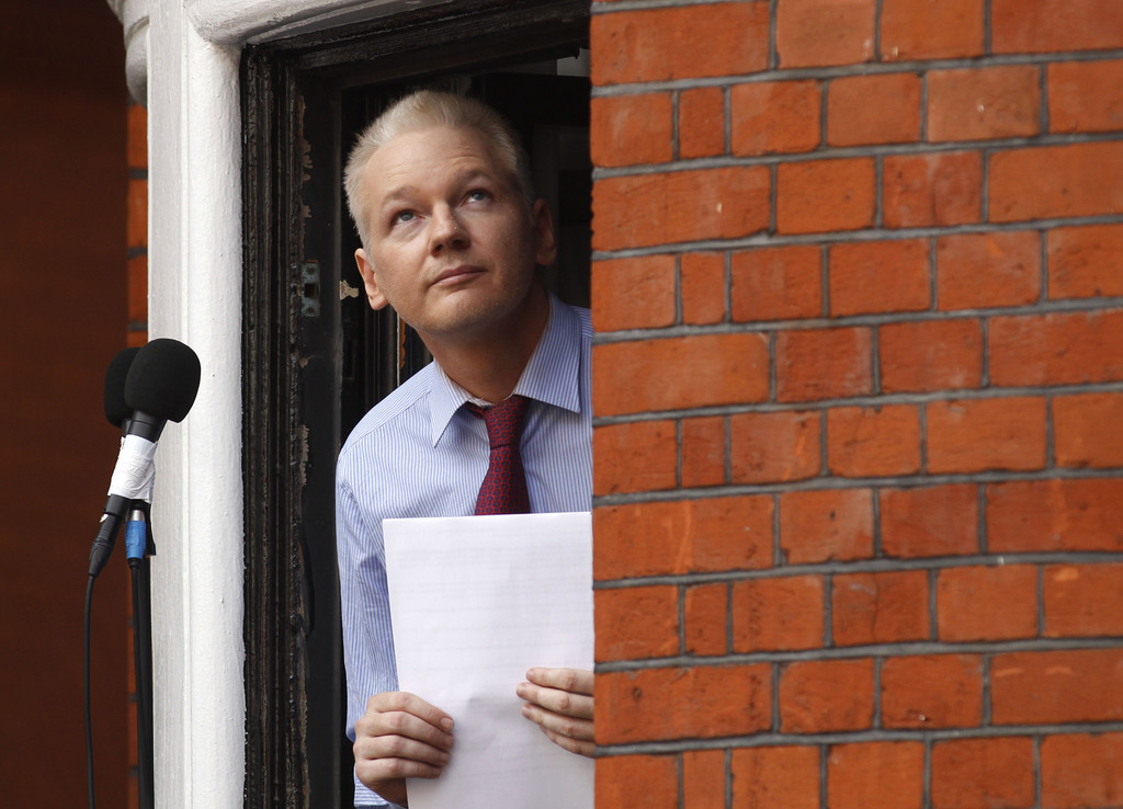 Le fondateur de Wikileaks a fait comme attendu une apparition spectaculaire, au balcon de l'ambassade d'Equateur à Londres.