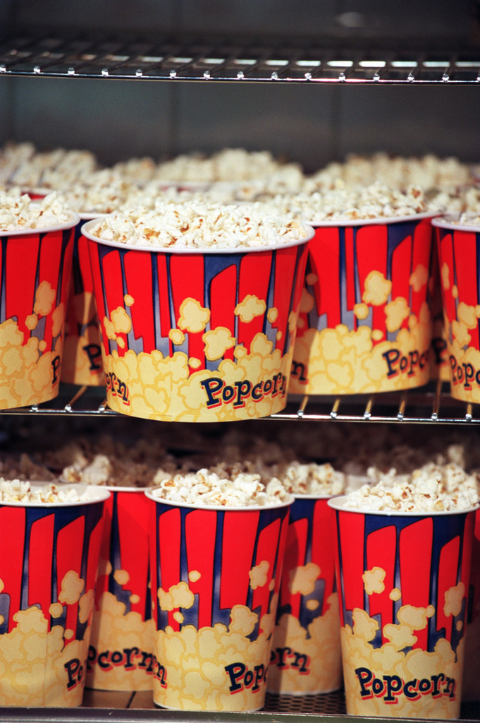 Grosse und kleine Becher mit Popcorn sind im Kinokomplex Cinemax bei der Hardbruecke in Zuerich, zum Verkauf an die Kinogaenger bereit, aufgenommen am 15. Oktober 2003. Das groesste Kino Zuerichs bietet in verschiedenen Saelen mehrere Filme gleichzeitig an. (KEYSTONE/Gaetan Bally) === ,  ===  : FILM]