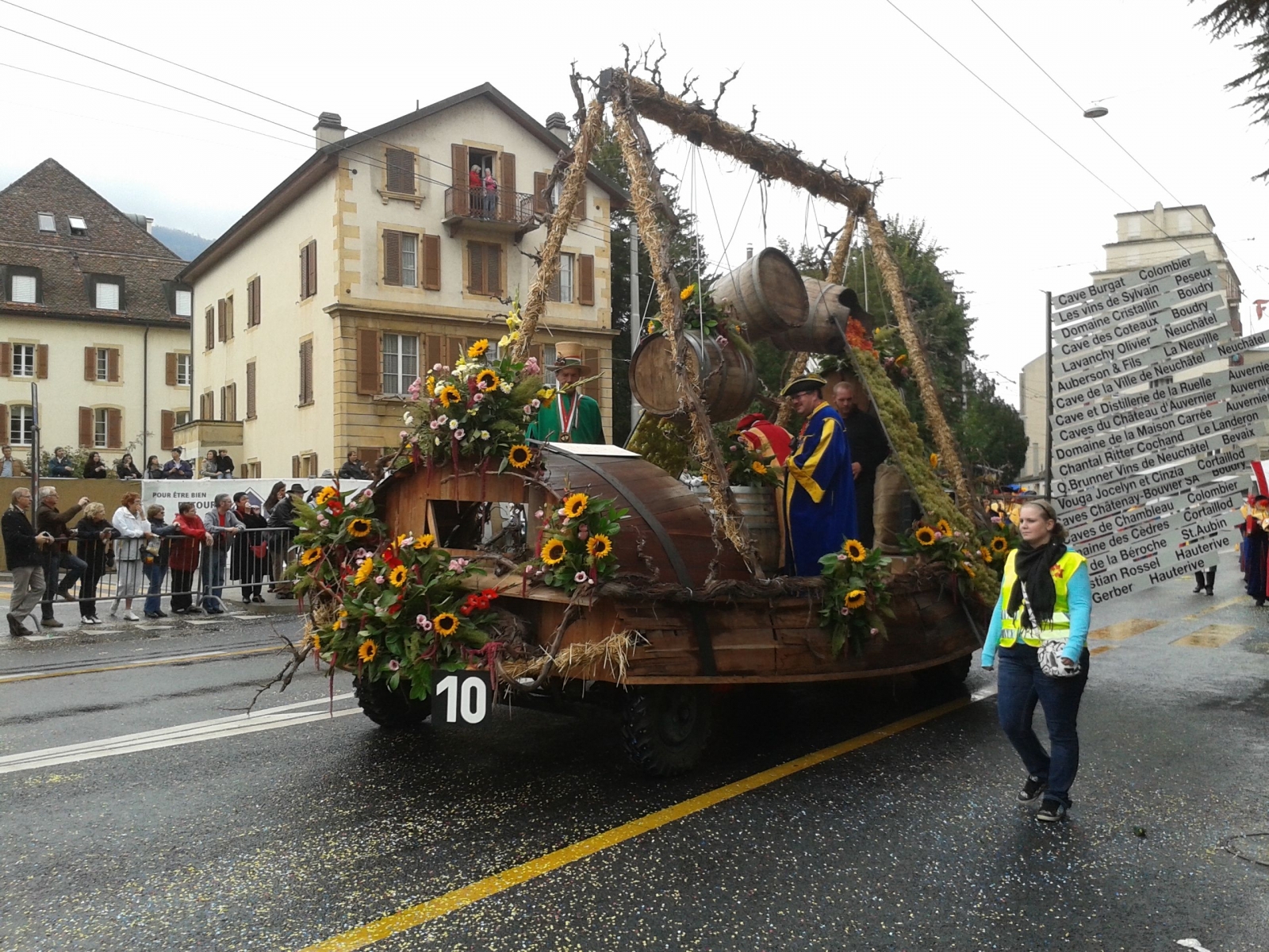Le char de La Gerle d'or défile lors du Corso fleuri de la Fête des vendanges.