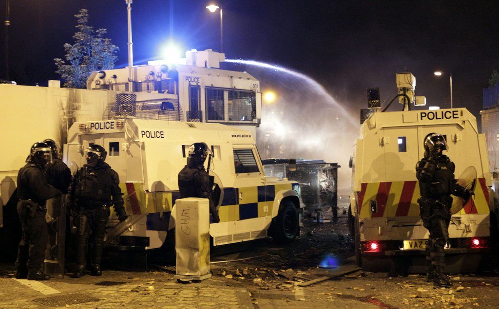 La police a utilisé des canons à eau pour disperser les émeutiers.