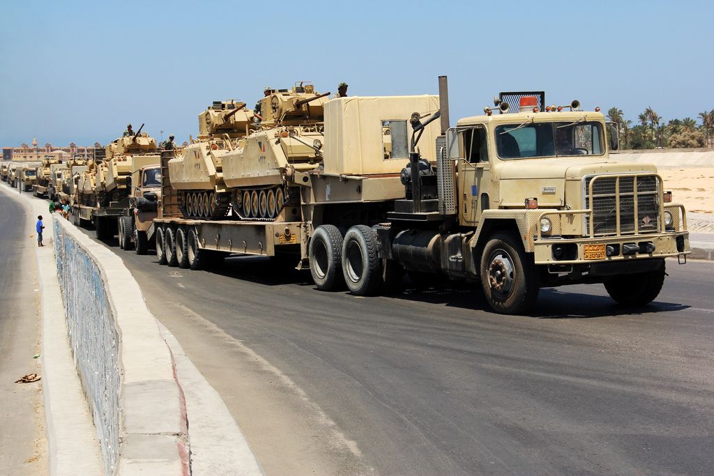 Des camions de l'armée acheminent déjà des chars dans le nord du Sinaï.
