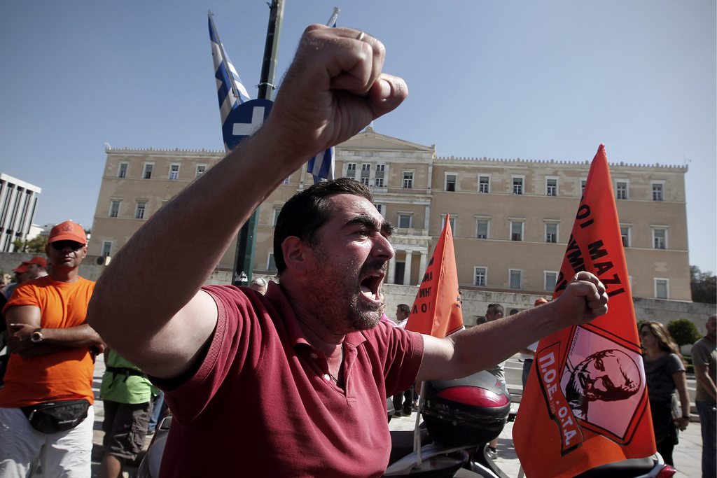 Une centaine d'employés d'un chantier naval ont envahi le ministère grec de la Défense ce jeudi.