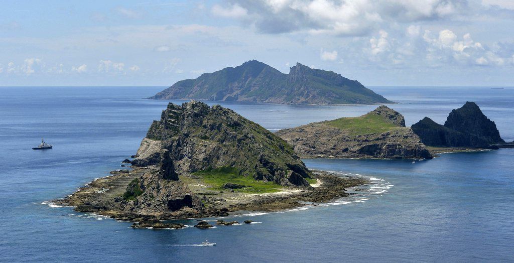 Les îles Diaoyu (nom chinois) sont situées à 2000 km au sud-ouest de Tokyo et à 200 km au nord-est de Taiwan. Au Japon elles portent le nom de Senkoku. 