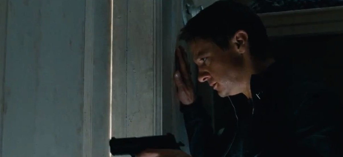 Pour le quatrième opus de la série Bourne - sans Matt Damon - Hollywood a inventé une histoire parallèle à l'originale, mettant en scène Jeremy Renner dans la peau d'un agent secret menacé de mort par ses propres employeurs.