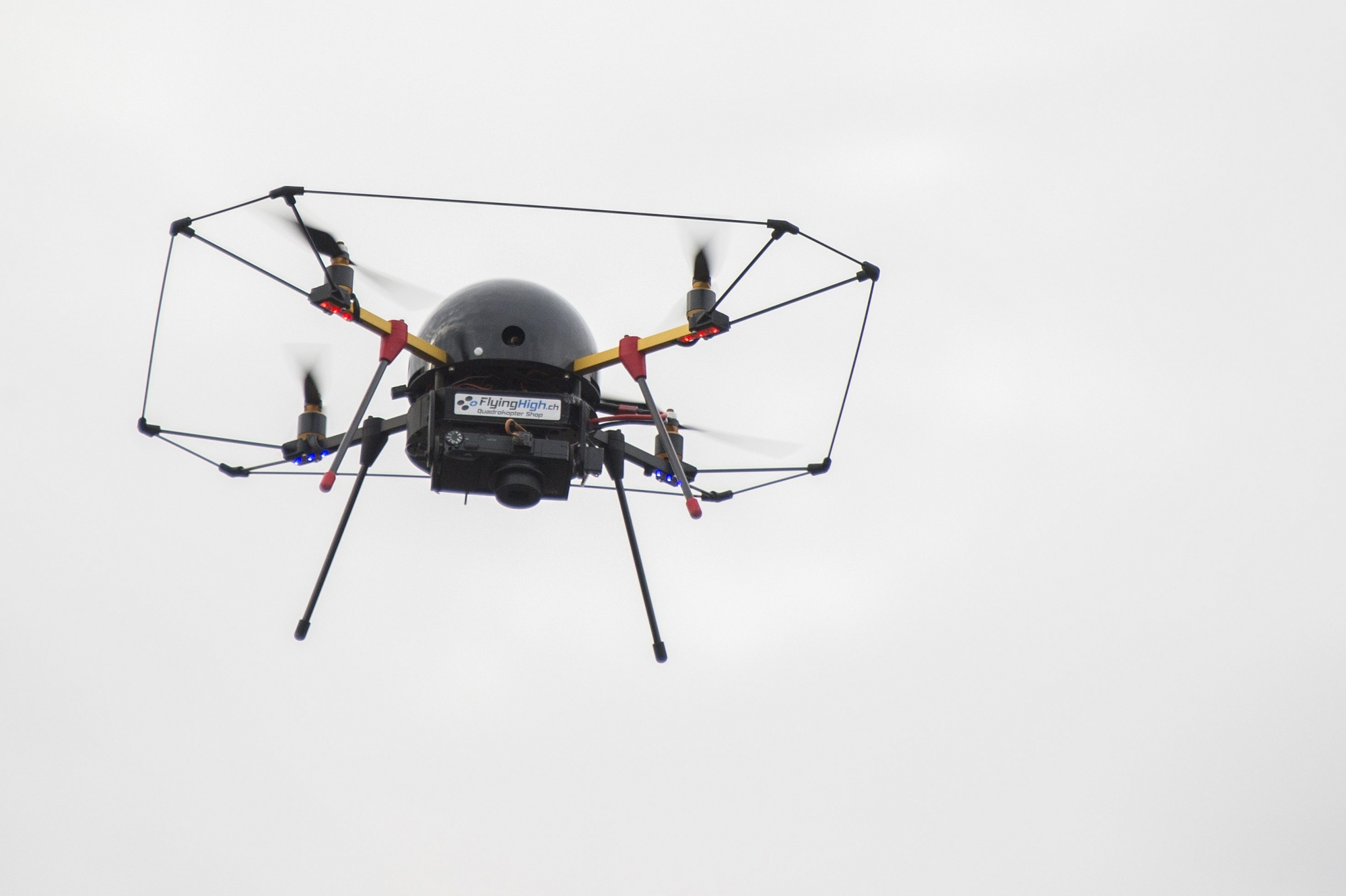 Un drone, ici un de ceux appartenant à la Police neuchâteloise, a provoqué un dérangement auprès de rapaces la semaine dernière au centre de Neuchâtel, selon un habitant des lieux. (Image d'illustration)