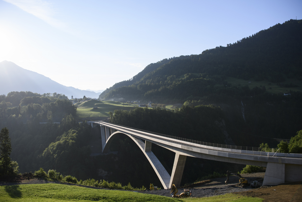 L'ouvrage mesure 475m de long avec une portée de 260m, ce qui en fait aussi l'un des plus grands ponts en arc d'Europe.