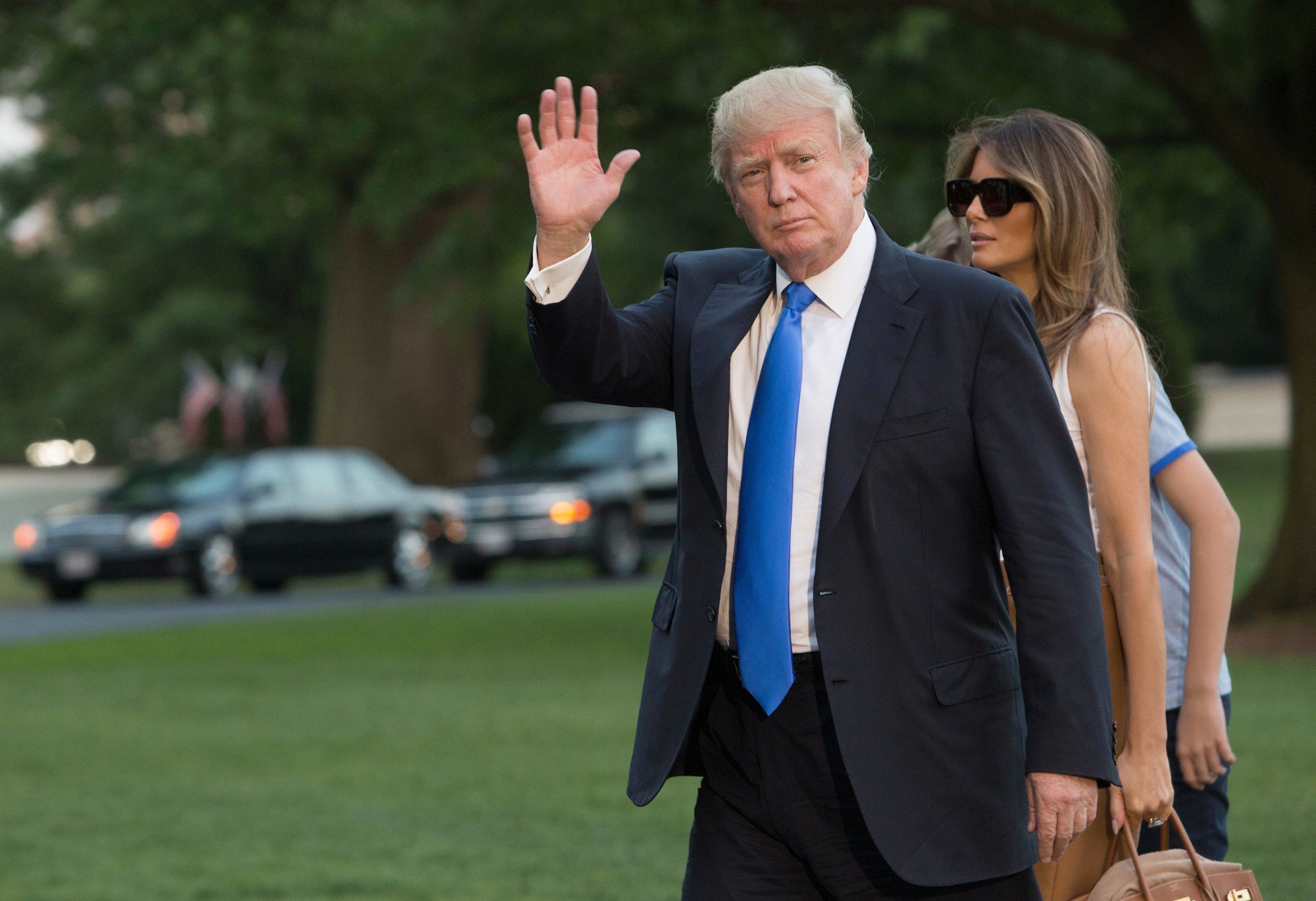 epa06023648 US President Donald J. Trump waves next to First Lady Melania Trump (R) as they return to the White House in Washington, DC, USA, 11 June 2017, after a trip to New Jersey.  EPA/CHRIS KLEPONIS / POOL USA TRUMP