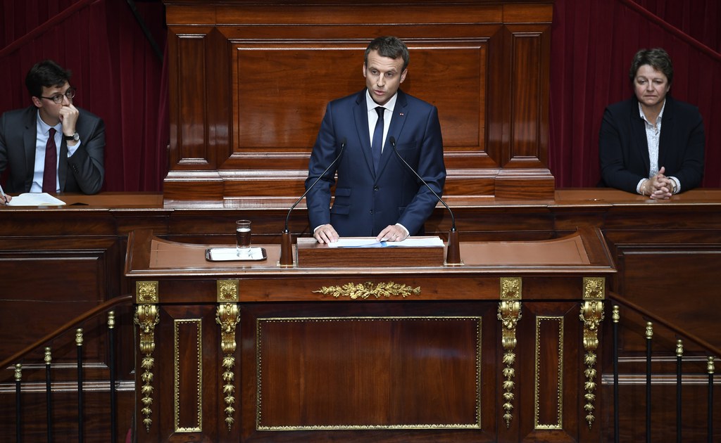 "Un Parlement moins nombreux mais renforcé dans ses moyens, c'est un Parlement où le travail devient plus fluide", a déclaré Emmanuel Macron.